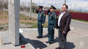 Сотрудники МЧС России приняли участие в открытии мемориала и вручили погоны кадетам
