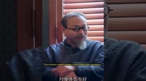 Девушку заставляют выйти замуж за глупого парня, но он