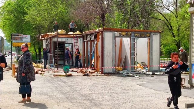 Разрушенный остановочный павильон "Парк Памяти", Спартановка, Волгоград, 29.04.2022