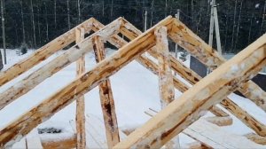 монтаж крыши на срубе 3×4+2 м вынос в чашу / Срубы бань и ?