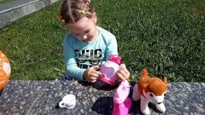 Азалия находит игрушки под цветочками!