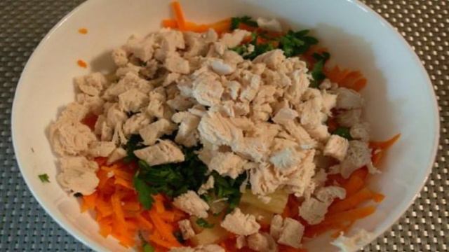 Салат морковный с курицей