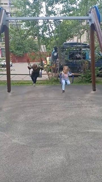 Детская площадка на качелях сумасшествие #сумасшеств? смотреть онлайн