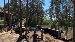 Как построить дом на участке с уклоном. Обзор коттеджа