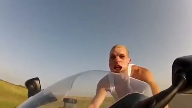 Прикол! 200 км  мотоциклист гонит без шлема
