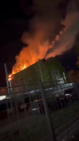 В Ярославле горит расселенный дом на Златоустинской. Здание является объектом культурного наследи...