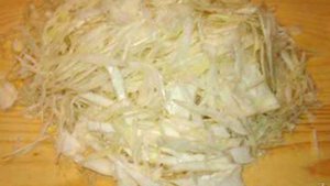 Легкий салат с фетой и тыквенными семечками