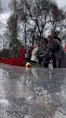 Возложение цветов командой ВоГУ