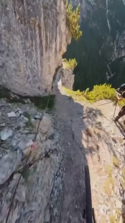 Для любителей экстрима 😱
Проехались бы по такой местности?