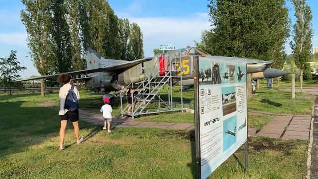 Нина и Вова в ПАРКЕ ПОБЕДЫ. Изучают Танки, Подводные ло