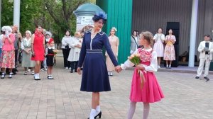 Демонстрация платьев 40 годов.