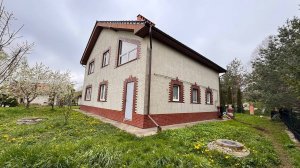 В продаже дом в Малиновке, ул. Центральная 2. Задний двор, участок, плодовые деревья, дом.