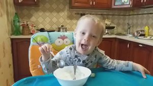 Малыш учится кушать