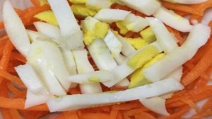Морковный салат с яйцами и чесноком