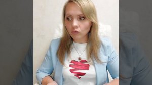 Ребёнок трогает грудь мамы после завершения ГВ.