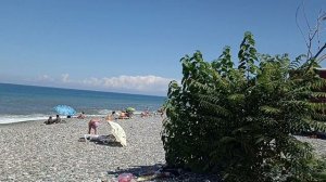 Официальный пляж Махинджаури в Аджарии (Грузия): рядом с железнодорожным вокзалом