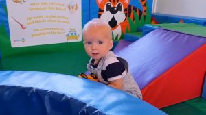 Малыш ИГРАЕТ В ДОГОНЯЛКИ НА МАШИНКАХ Эльвира и братик Райан в детской групе