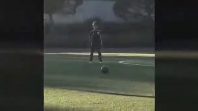 Сын форварда «Реала» Криштиану Роналду положил со штрафного в стиле ПАПЫ смотреть онлайн