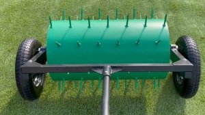 Ручной каток для газона с шипами