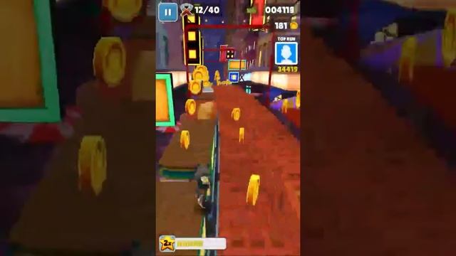 Начинаем играть в Subway Surfers.             Покупаем Lucy