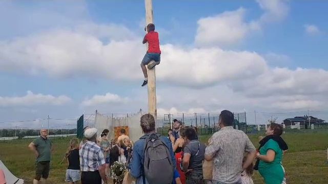 Внук покоряет столб!