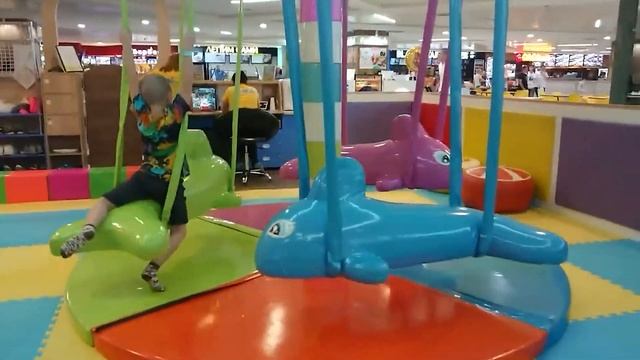 Ребенок играет на детской площадке, катается с горки и смотреть онлайн