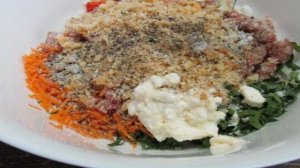 Мясные котлеты с перцем и морковью под сыром