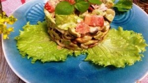 Салат с авокадо и морским коктейлем