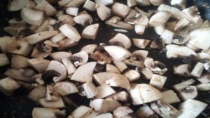 Картофель со свининой и грибами в горшочках