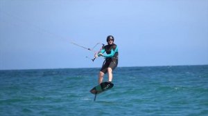 Развороты и прыжки на гидрофойле. Kite Foiling tacks & gybes.