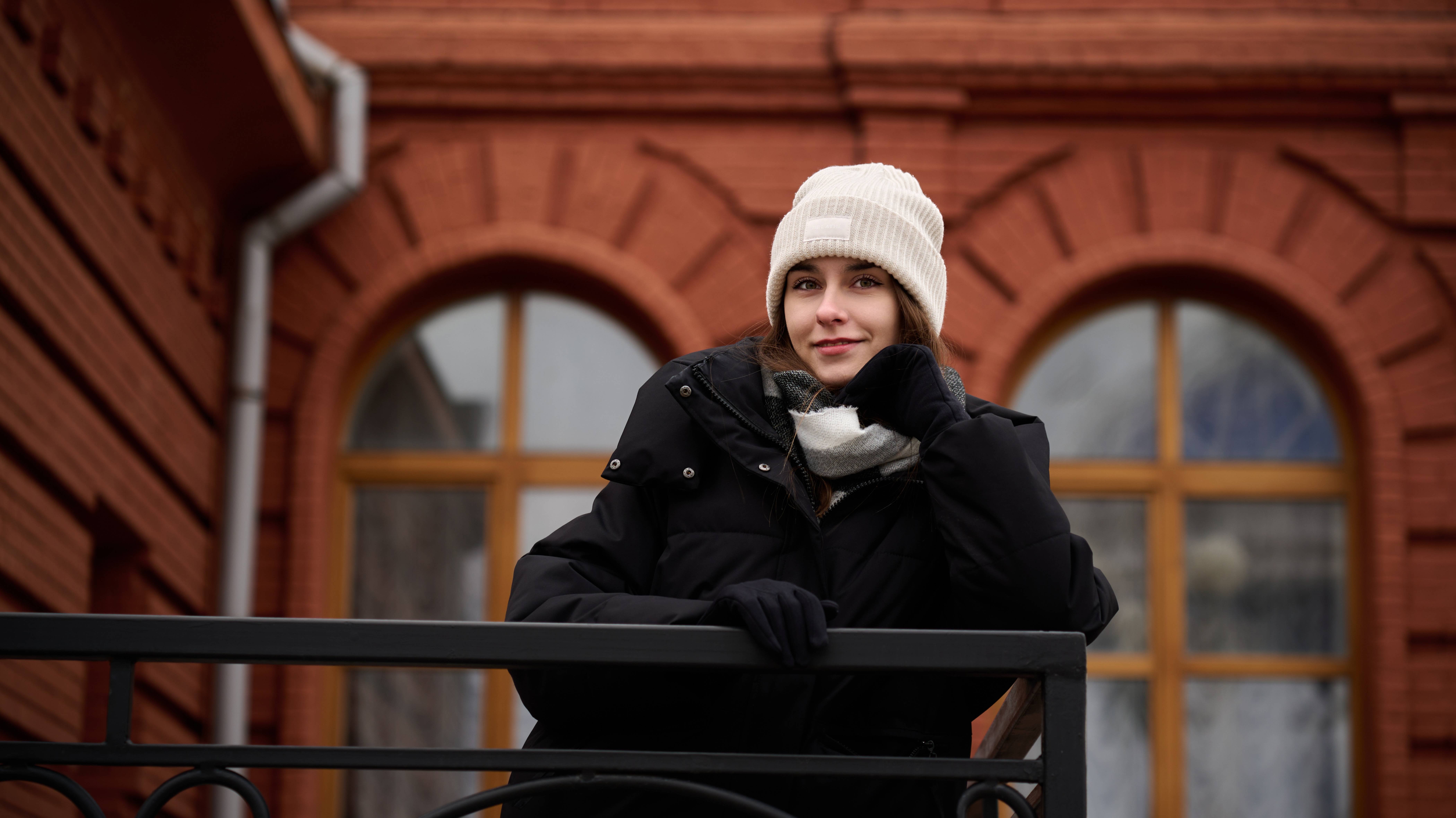 У театра
