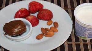 Творожный десерт с клубникой и миндалем