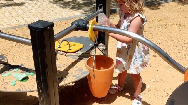 Играем с дочкой парке для всей семьи. смотреть онлайн