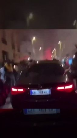 МИГРАНТЫ УСТРОИЛИ ПОГРОМЫ В ПАРИЖЕ: в Париже в толпу фанатов футбольного клуба учинили хаос.