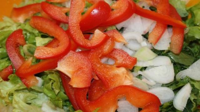 Салат с перцем, сухарями и сыром