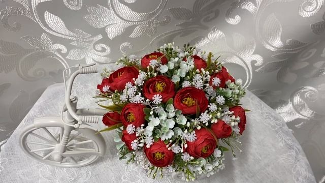 Цветочная композиция из красных пионов в велосипеде