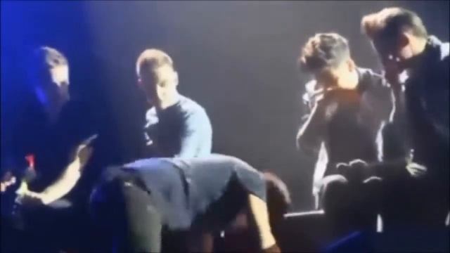 Смешные моменты на сцене One Direction🌚😂❤ смотреть онлайн