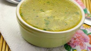 Суп на курином бульоне с рисом и яйцом