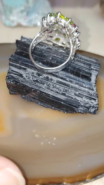 Серебряное кольцо с натуральным Перидотом и Родолито?