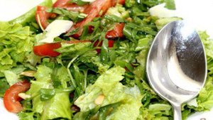 Зеленый салат с помидорами и кедровыми орешками