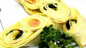 Рулет из блинов с лососем и шпинатом