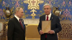 Владимир Путин передал Касым-Жомарту Токаеву наградной лист его отца, Москва, 9 мая 2025 года