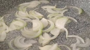 Кальмары тушеные в сметане