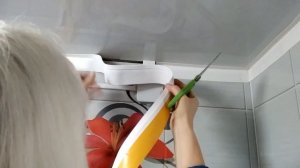 Самоклеющиеся плинтуса на даче в будущем санузле.