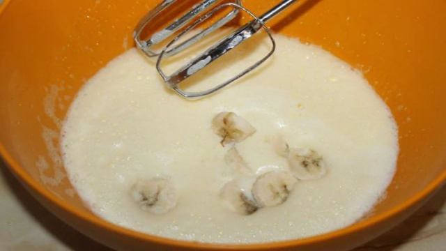 Банановые вафли с шоколадным соусом
