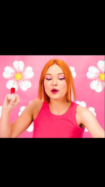 Розовая девочка ест конфеты в форме пустышки. смотреть онлайн