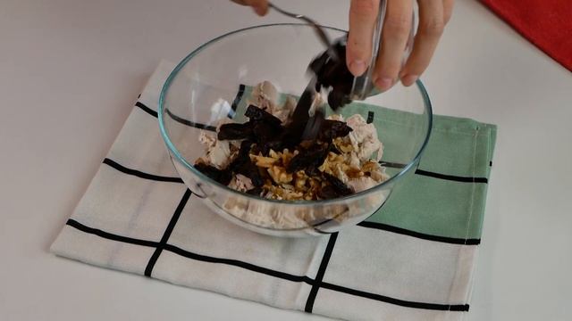 ВСЕГО 4 ИНГРЕДИЕНТА! Вкуснейший салат с курицей и черн?