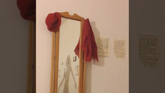 Девушка голая танцует в зеркале. Красиво, но не очень.