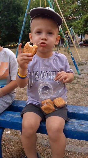 Дэнчик и Никитик едят вкусняшки на лавочке смотреть онлайн