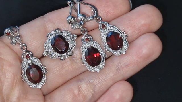 Серебряный комплект-четвёрка с красным гранатом и бел